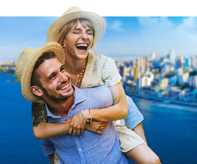 casal abraçados na praia
