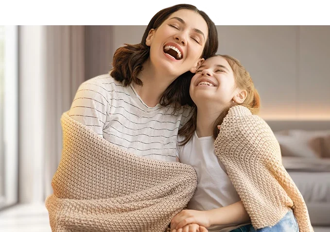 foto mãe e filha abraçadas no quarto